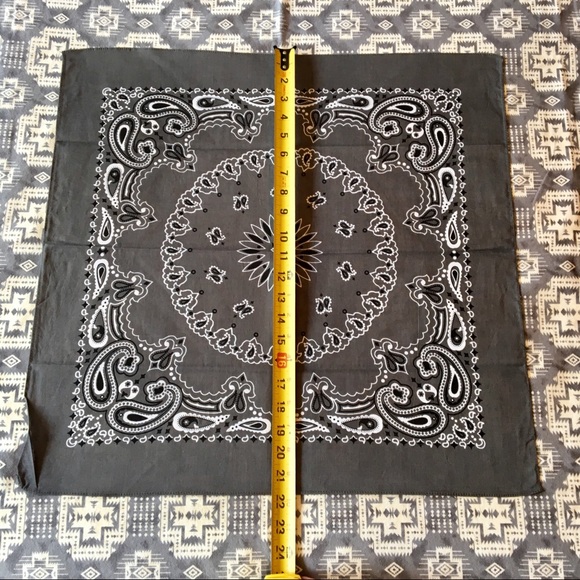 NWOT Gray bandana/ face mask 😷 - Picture 4 of 5